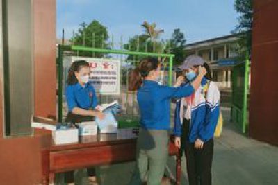 BCH Chi đoàn Trường THCS Tịnh Giang tổ chức phát khẩu trang cho HS trong ngày đầu năm học mới