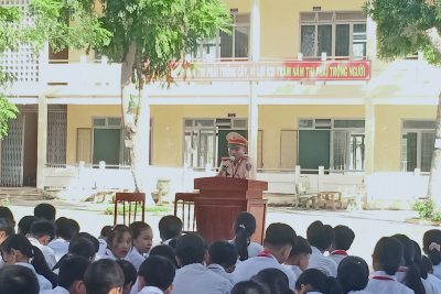 GV và HS Trường THCS Tịnh Giang được CA huyện Sơn Tịnh tuyên truyền pháp luật ATGT