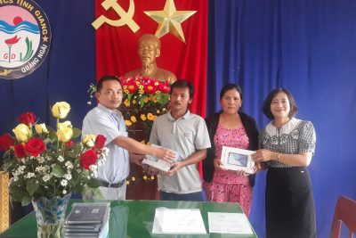 TRAO TẶNG MÁY TÍNH BẢNG – CHƯƠNG TRÌNH “SÓNG VÀ MÁY TÍNH CHO EM”