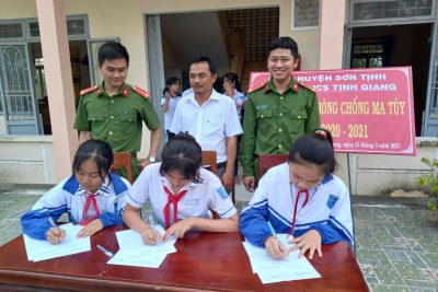 THCS Tịnh Giang: Tuyên truyền pháp luật về phòng, chống Ma tuý và cho học sinh ký cam kết không sử dụng ma túy