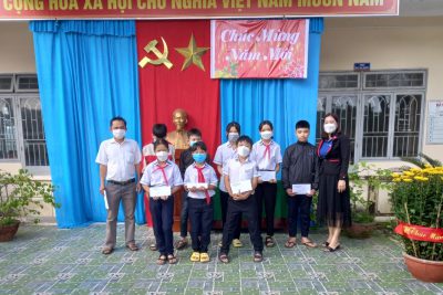 Tặng quà Tết cho học sinh nghèo